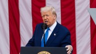 Trump firma una orden para enjuiciar a los que quemen la bandera estadounidense