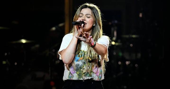 Kelly Clarkson Postpones Las Vegas Shows Amid Family Emergency