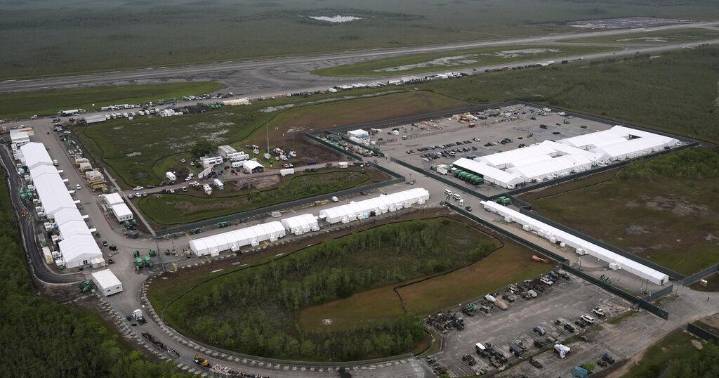 Jueza ordena suspensión temporal de construcción en centro de detención de Florida