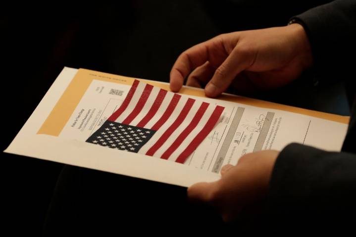 Solicitantes de ciudadanía serán evaluados con visitas vecinales tras orden de Trump