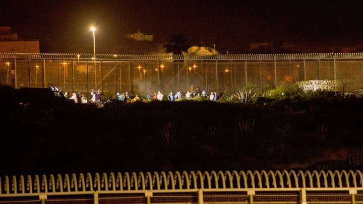 Noche de presión en Ceuta con 200 nadadores mientras Marruecos trata de desmantelar las redes que animan a los jóvenes a entrar en España