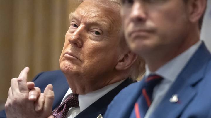 Trump plantea enviar cheques de "reembolso arancelario" a ciudadanos de EEUU