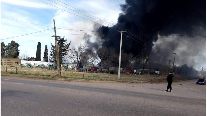 Se incendió un depósito de camiones en Santo Tomé, a la vera del acceso por Ruta Nacional 19