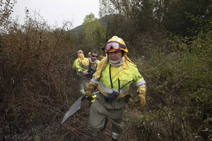 Una década detrás de la categoría de bombero forestal: "¿Cómo justifica alguien que lleva 30 años en incendios si ha sido peón de caza?"