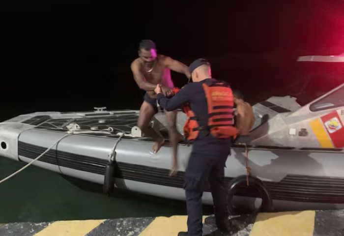 Rescatan dos pescadores que naufragaron en el Mar Caribe