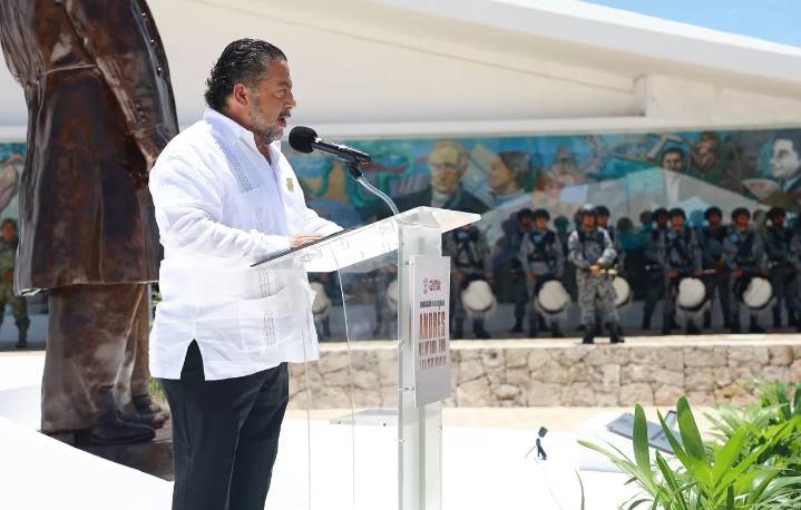 Jorge Sanén encabeza reinstalación de la estatua de Andrés Quintana Roo y del asta bandera en el Congreso