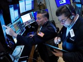 Mercados en rojo: escala el dólar y se hunden las acciones y los bonos argentinos