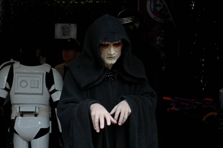 What every evil meeting in Star Wars is like