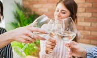 La superstición de no brindar con agua: ¿qué pasa si lo haces?