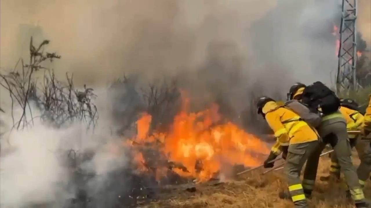 Desperate residents try to prevent wildfire from entering their Spanish village