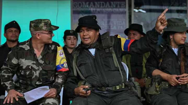 Ministerio de Defensa revela cartel de los más buscados de las disidencias bajo el mando de alias «Calarcá»