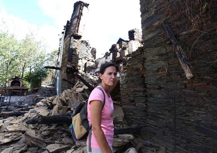 “Que respondan ahora las administraciones, ya que antes nos han abandonado”, reclama un afectada por el incendio en el municipio berciano de Lusio