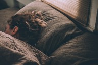 Dormir de lado, especialmente sobre el lado izquierdo: una posición que favorece la respiración y la salud general