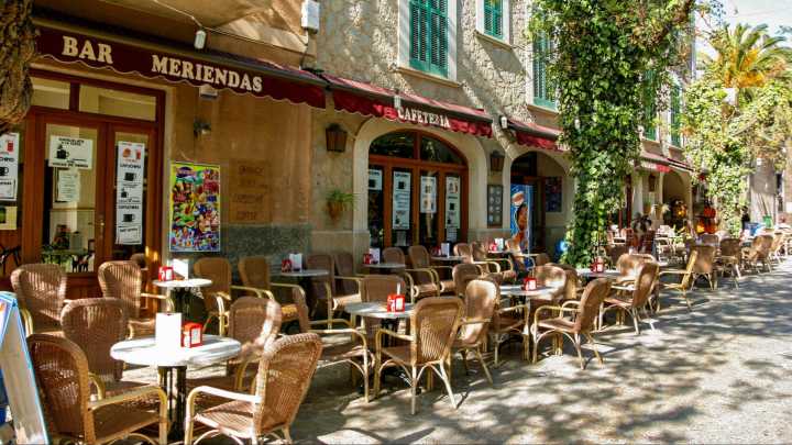 Va a Mallorca, pide dos cafés con hielo y no da crédito al ver la cuenta: toda una sorpresa