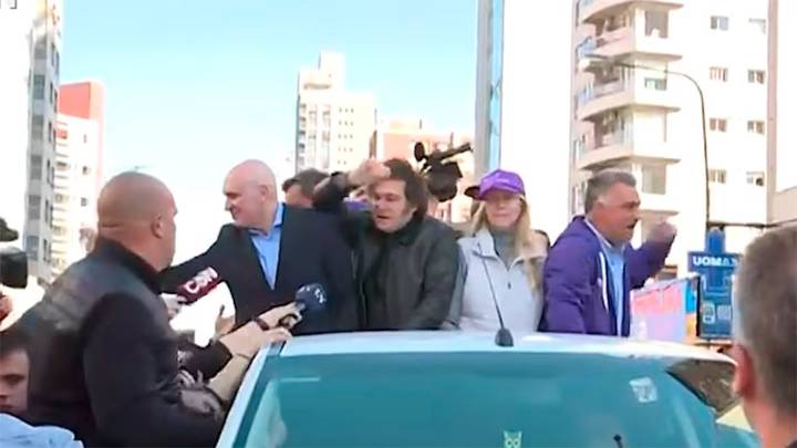 Evacuaron de urgencia a la comitiva: piedrazos y tensión en la caravana de Milei en Lomas de Zamora