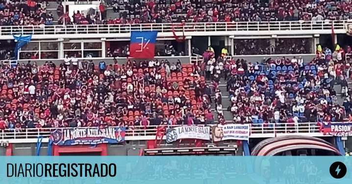 En la cancha se burlan de Karina Milei: los hinchas de San Lorenzo colgaron una bandera picante