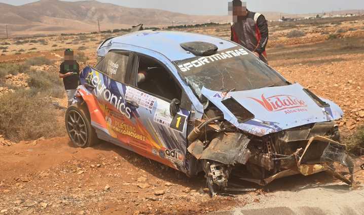 Susto en un rally en Canarias: un aparatoso accidente acaba con un coche fuera de la vía