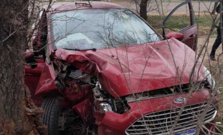 Un joven en grave estado tras un choque en un camino de Catriló