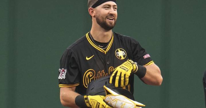 Pirates play the Reds leading series 1