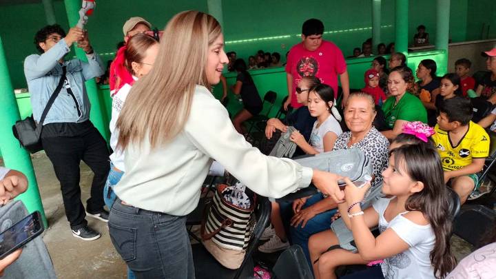 Apoya legisladora nayarita economía familiar con útiles escolares