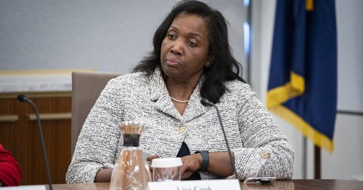 Asesor de Trump pide a Lisa Cook, ‘góber’ de la Fed, ‘tomar licencia’ mientras se resuelve su acusación