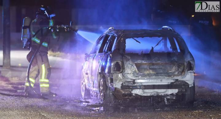 Las explosiones y las llamas alertan a los vecinos de Suerte de Saavedra de madrugada