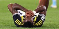 Así fue el fuerte codazo de Jhon Jáder Durán a Richard Ríos en el partido Benfica vs. Fenerbahçe de Champions League