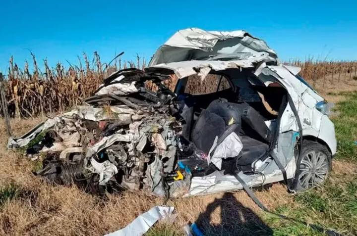 Un auto chocó con un camión: murieron un padre y sus dos hijos
