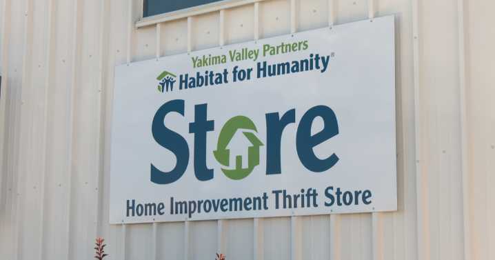 Yakima high school builds playhouses with Habitat for Humanity