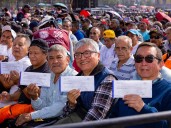 Hombres Bienestar reciben apoyo de 3 mil pesos en CDMX; miles acuden al Zócalo