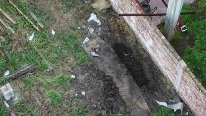 Encuentran a un mujer enterrada en su jardín y sospechan de su hija