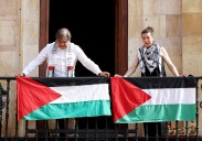 IU coloca la bandera palestina en el balcón del Ayuntamiento de Oviedo