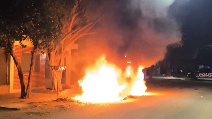 Zona oeste: un vehículo utilitario quedó destruido por un incendio