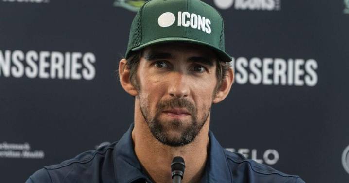 Michael Phelps gives Baltimore Ravens players swimming lessons