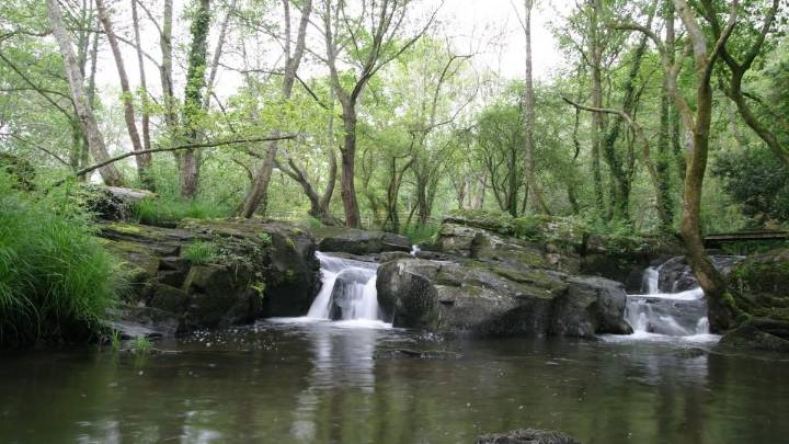 El 'oasis gallego' cuenta con hasta 15 molinos, puentes y se ha convertido en el refugio del calor este verano: a 30 minutos de A Coruña