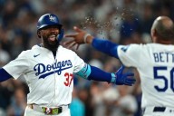 Betts' sacrifice fly and Hernández's homer lift Dodgers over Padres for tie in NL West