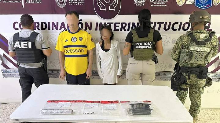 Detiene FGE a pareja por presunto narcomenudeo en cateo de la Colonia Villa