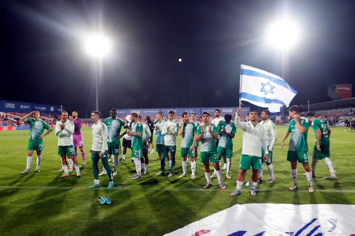 Polonia denuncia una pancarta exhibida por aficionados israelíes en la Conference: ‘Asesinos desde 1939’