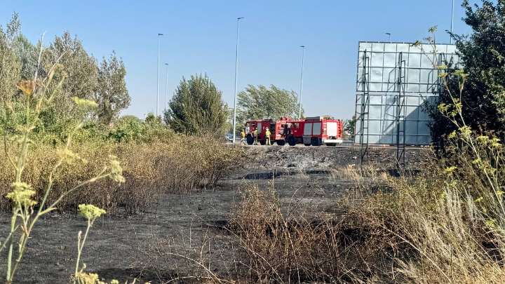 Tres incendios en solares movilizan a los bomberos