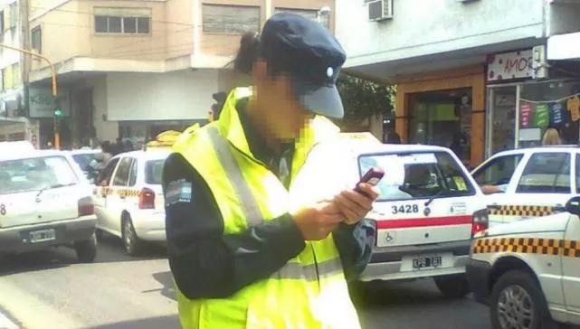 Proponen prohibir que los policías usen celulares mientras prestan servicio