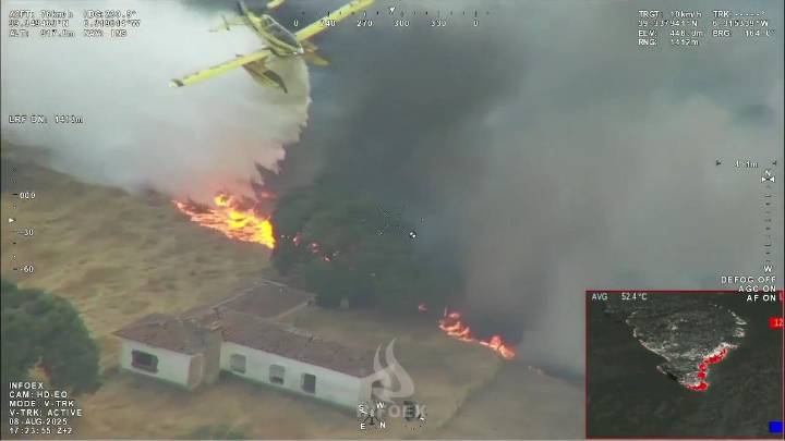 Así actúa el Infoex contra los incendios: impresionante descarga para salvar una vivienda en Cáceres