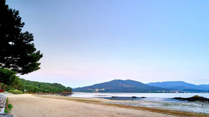 El pueblo de A Coruña con playa donde puedes comprar un piso de 80 metros cuadrados por unos 50.000 euros