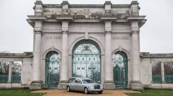 ¡Un ataúd de oro y más! El excéntrico funeral de un popular empresario que se viralizó