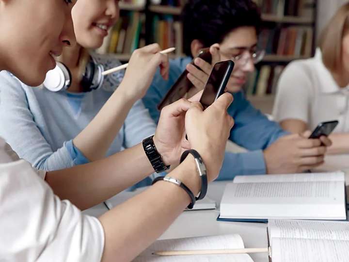 ¿Adiós a los celulares en las escuelas públicas?