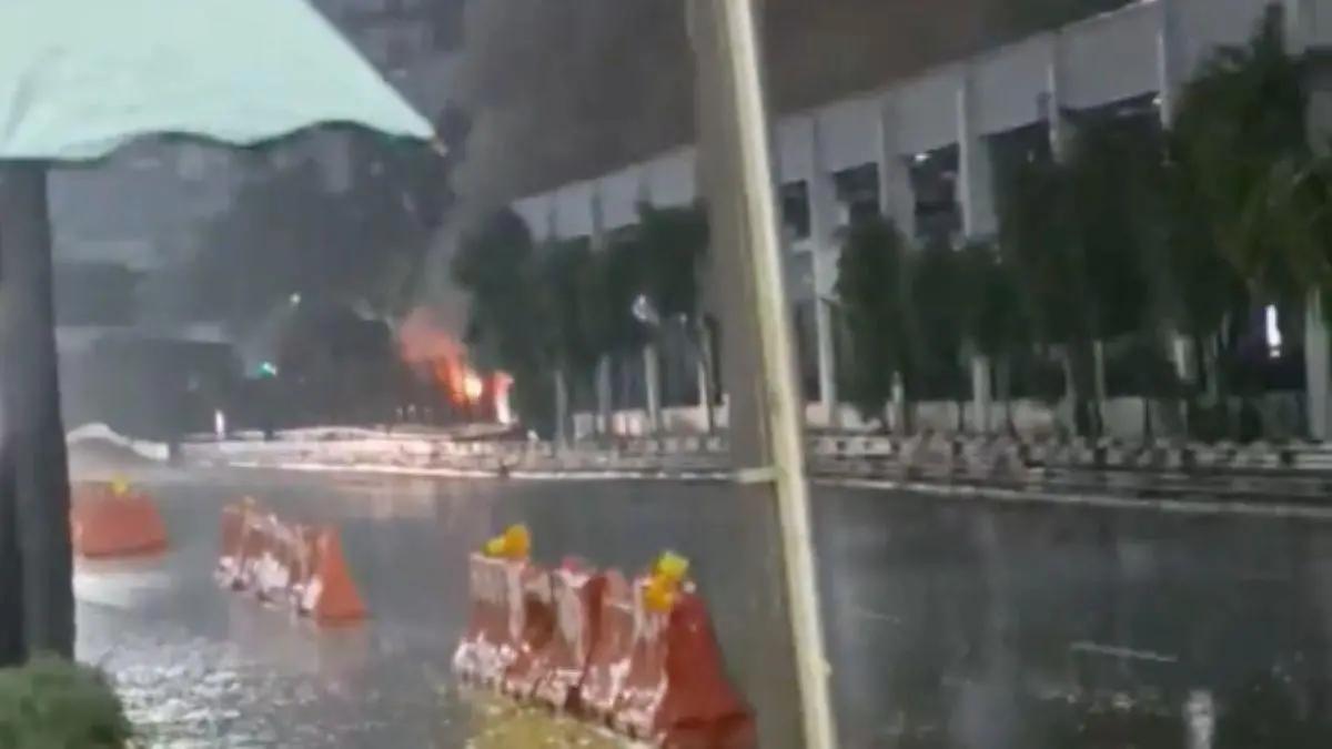 Explosión en vías de la L2 del Metro causa incendio cerca de la estación San Antonio Abad