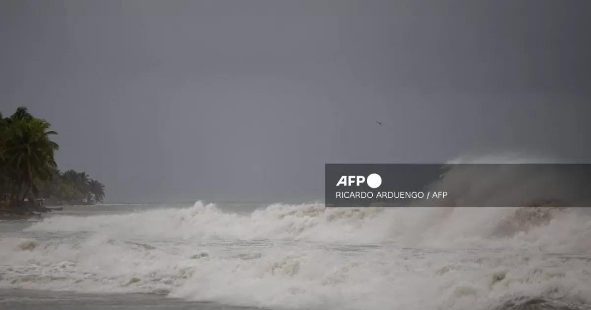 Huracán Erin gana fuerza mientras avanza hacia las Bahamas