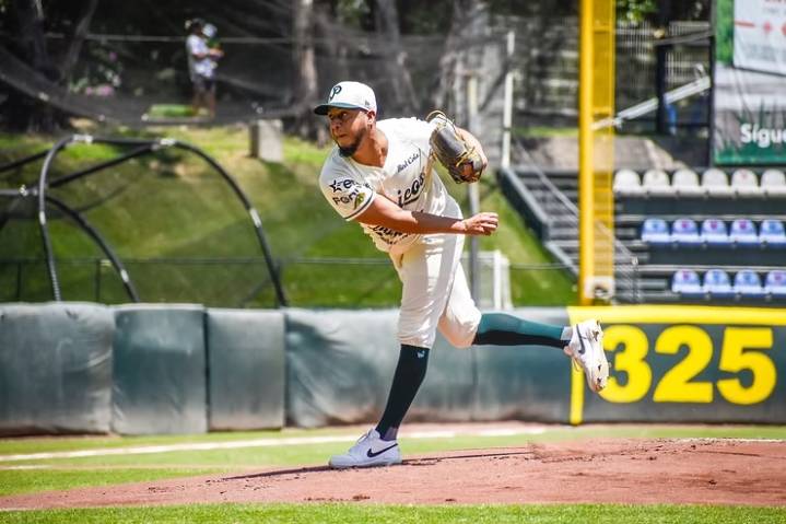 ¡En emocionante duelo! Camacho y Santana lideraron la victoria de Pericos sobre Leones