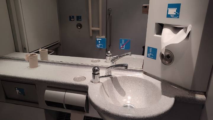 Por qué expertos desaconsejan lavarse las manos en el baño de los aviones