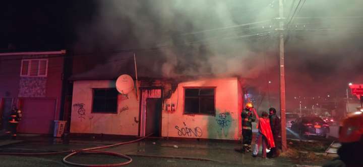 Dos mujeres salvan de incendio que destruyó vivienda