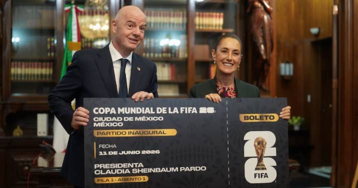 Claudia Sheinbaum ya tiene su boleto para inauguración del Mundial 2026; Gianni Infantino se lo entrega